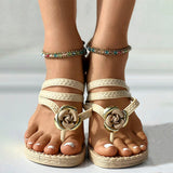 Liezl – Geflochtene Sandalen mit Blumenverzierung
