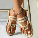 Liezl – Geflochtene Sandalen mit Blumenverzierung