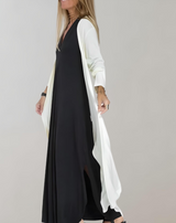 Arna - Kleid mit tiefem V Ausschnitt und fließendem Stoff kleid