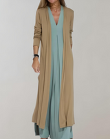 Arna - Kleid mit tiefem V Ausschnitt und fließendem Stoff kleid