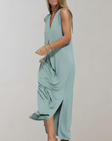 Arna - Kleid mit tiefem V Ausschnitt und fließendem Stoff kleid