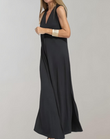 Arna - Kleid mit tiefem V Ausschnitt und fließendem Stoff kleid