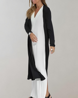 Arna - Kleid mit tiefem V Ausschnitt und fließendem Stoff kleid