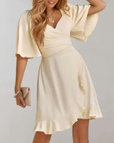 Caroline - Beigefarbenes Mini Rüschenkleid mit halblangen Ärmeln und Faltendesign Kleid