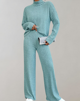 Hana™ - Rollkragenpullover und Strickhosen