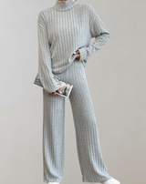 Hana™ - Rollkragenpullover und Strickhosen