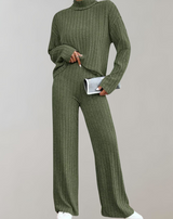 Hana™ - Rollkragenpullover und Strickhosen