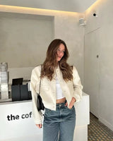 Mia – schick eine Bomberjacke.