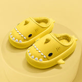 Kreative Haifisch-Pantoffeln für den Winter