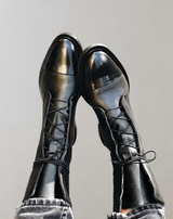 Ella - Hochgeschnittene flache Schnürstiefel für