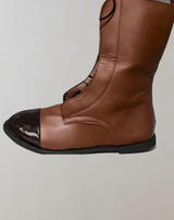 Ella - Hochgeschnittene flache Schnürstiefel für