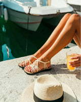 Mica - Spaziergang bei Sonnenuntergang: Flache Sandalen mit geflochtenen Riemen | Bunte geflochtene Sommersandalen