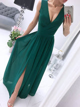 Elegantes, fließendes Chiffonkleid mit V-Ausschnitt und seitlichen Schlitzen für besondere Anlässe