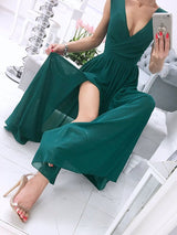 Elegantes, fließendes Chiffonkleid mit V-Ausschnitt und seitlichen Schlitzen für besondere Anlässe